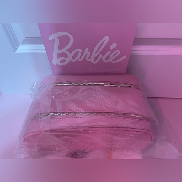 Barbie 💖 TRULY Pink Limited Edition Cosmetic Bag from the Dream Bundle 💕 - Picture 4 of 10